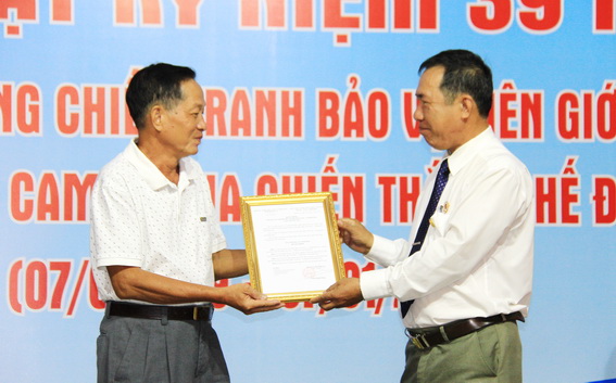  Ông Trần Thanh Hùng, Chủ tịch Hội hữu nghị Việt Nam – Campuchia trao quyết định thành lập Hội hữu nghị Việt Nam – Campuchia cựu chuyên gia Đồng Nai cho ông Lê Văn Hùng, nguyên Bí thư Đảng ủy khối các cơ quan tỉnh