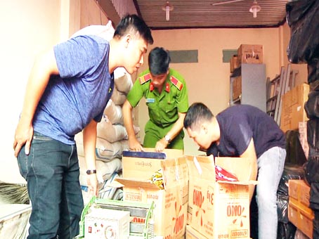 Một số hàng giả thương hiệu nổi tiếng trên thị trường Đội Cảnh sát kinh tế Công an TP.Biên Hòa thu giữ.