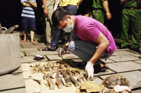 Cán bộ Đội Kỹ thuật hình sự Công an TP.Biên Hòa khám nghiệm hiện trường vụ mua bán động vật quý hiếm.