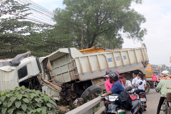 Hiện trường vụ tai nạn xảy ra vào lúc 10 giờ 30 ngày 9-1 trên quốc lộ 51 đoạn qua xã Tam Phước, TP.Biên Hòa