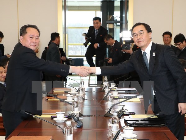 Bộ trưởng Thống nhất, Trưởng đoàn đàm phán Hàn Quốc Cho Myoung-gyon (phải) và Chủ tịch Ủy ban thống nhất Hòa bình Triều Tiên (CPRK), Trưởng đoàn đàm phán Triều Tiên, Ri Son-gwon (trái) tại cuộc đàm phán cấp cao liên Triều ở làng đình chiến Panmunjom ngày 9/1. (Nguồn: Yonhap/TTXVN)