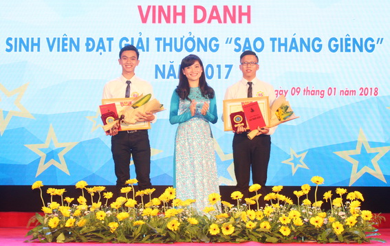 Đồng chí Hồ Hồng Nguyên, Phó bí thư Tỉnh đoàn, Chủ tịch Hội Sinh viên tỉnh trao giải thưởng 