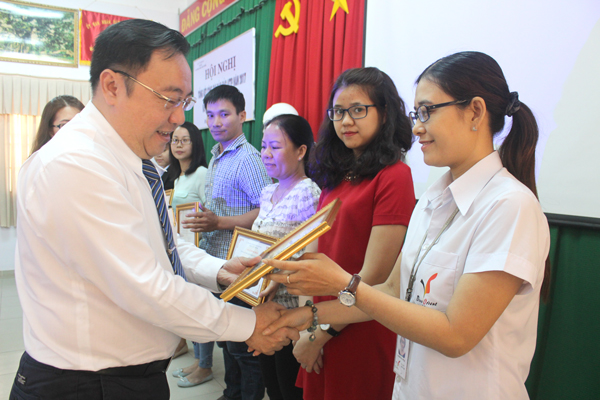  Phó giám đốc Sở Y tế Phan Huy Anh Vũ trao giấy chứng nhận đơn vị đạt chuẩn mô hình kiểm soát an toàn thực phẩm cho đại diện một doanh nghiệp.