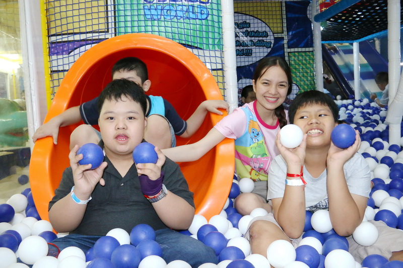 Trẻ em đang theo học tại Trường mầm non Hoa Mai vui chơi tại Trung tâm tiNiWorld Coop mart Biên Hòa trong ngày 9-1