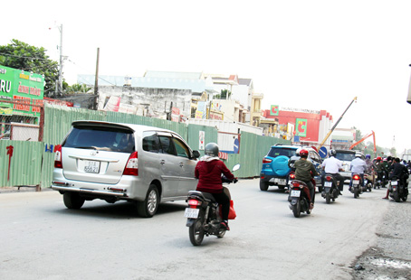 Khu vực ngã tư Tân Phong khá thông thoáng khi các phương tiện đi đúng theo phân luồng giao thông.