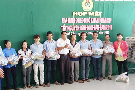 Liên đoàn Lao động huyện Vĩnh Cửu tổ chức gặp mặt, tặng quà cho các gia đình công nhân lao động khó khăn dịp Tết Nguyên đán 2017.