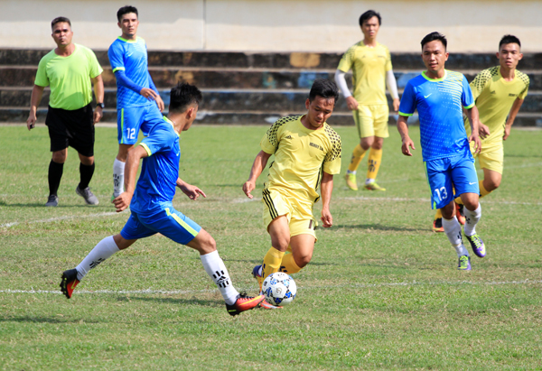   Đội FC Hòa Bình (phường Tân Hòa, áo vàng) giành chiến thắng ở trận ra quân trước P.Tam Hiệp.