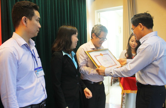 Phó chủ tịch UBND tỉnh Trần Văn Vĩnh trao bằng khen cho Phó giám đốc Sở Nội vụ Tạ Quang Trường - cá nhân có thành tích xuất sắc trong công tác tham mưu triển khai công tác CCHC năm 2017.