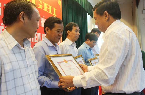 Giám đốc Sở Nội vụ Nguyễn Văn Thuộc trao bằng khen của UBND tỉnh cho các tập thể có thành tích xuất sắc trong công tác tham mưu triển khai công tác cải cách hành chính năm 2017.