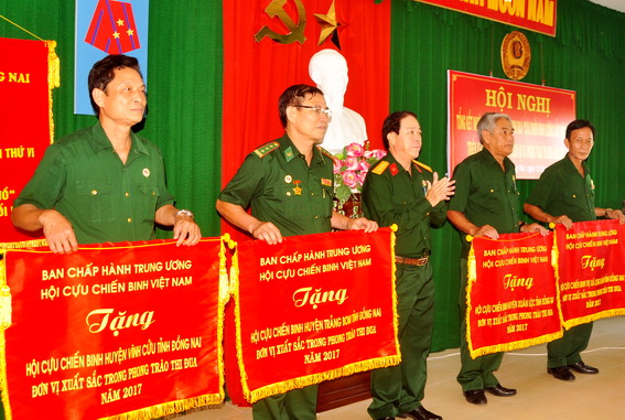 4 Hội Cựu chiến binh cơ sở nhận cờ thi đua của Trung ương hội Cựu chiến binh Việt Nam