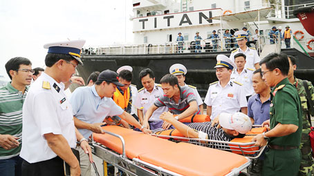 Ngư dân bị tai nạn lao động được bộ đội hải quân cứu và đưa vào đất liền. ảnh: Tuấn Anh