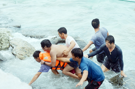  Bộ đội Trường Sa cõng ngư dân bị nạn trong cơn bão số 12. ảnh: Phương Chi