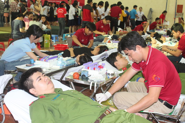 Rất đông học sinh, đoàn viên thanh niên tham gia ngày hội hiến máu