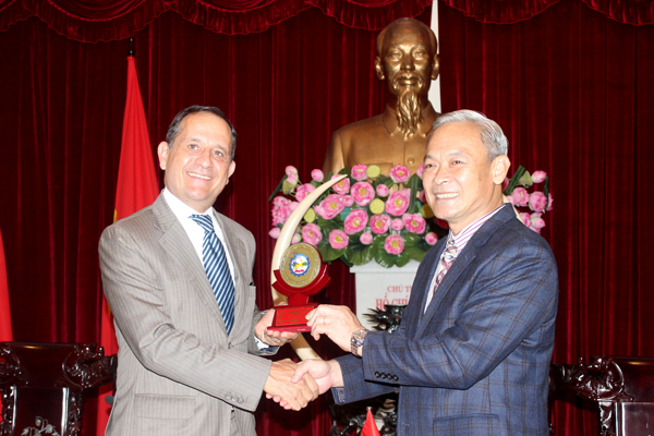 Ủy viên Trung ương Đảng, Bí thư Tỉnh ủy, Chủ tịch HĐND tỉnh Nguyễn Phú Cường tặng quà lưu niệm cho ngài Tổng lãnh sự Pháp tại TP.Hồ Chí Minh.