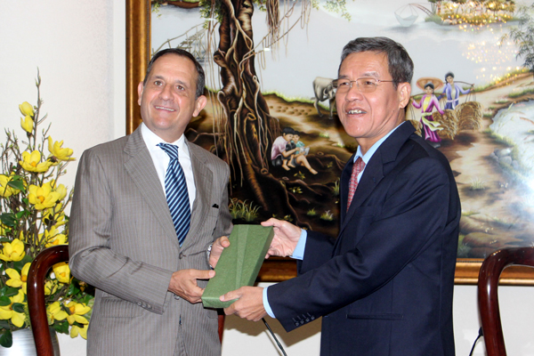 Chủ tịch UBND tỉnh Đinh Quốc Thái tặng quà lưu niệm cho ông Vincent Floreani, Tổng lãnh sự Pháp tại TP.Hồ Chí Minh