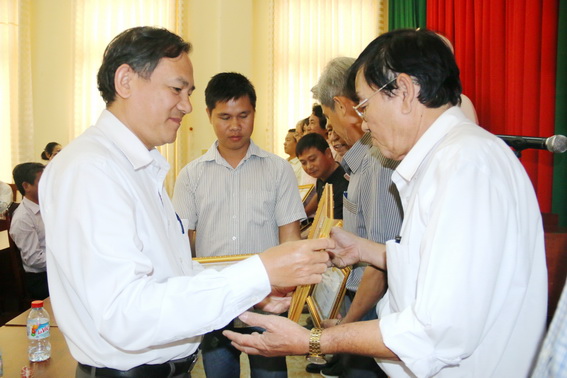 Phó trưởng Ban Tuyên giáo Tỉnh ủy Phạm Tấn Linh trao giấy khen cho hội viên Câu lạc bộ Nhiếp ảnh báo chí và nghệ thuật Hội Nhà báo Đồng Nai