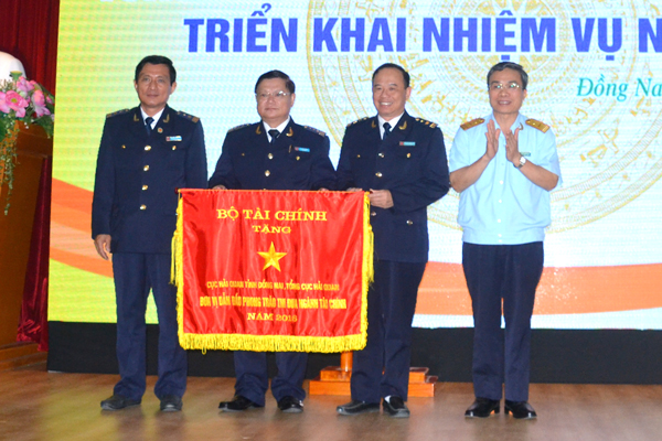 Cục Hải quan nhận cờ thi đua của Bộ Tài chính 