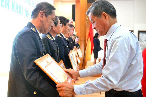 Chủ tịch UBND tỉnh Đinh Quốc Thái trao Bằng khen của Bộ Tài chính cho các cá nhân của Cục Hải quan có thành tích xuất sắc trong hoạt động 