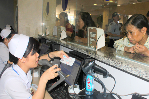 Người dân đăng ký khám chữa bệnh bảo hiểm y tế tại Bệnh viện đa khoa Đồng Nai