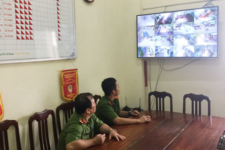Cán bộ công an theo dõi tình hình an ninh trật tự qua camera an ninh tại phường Tân Mai (TP.Biên Hòa).