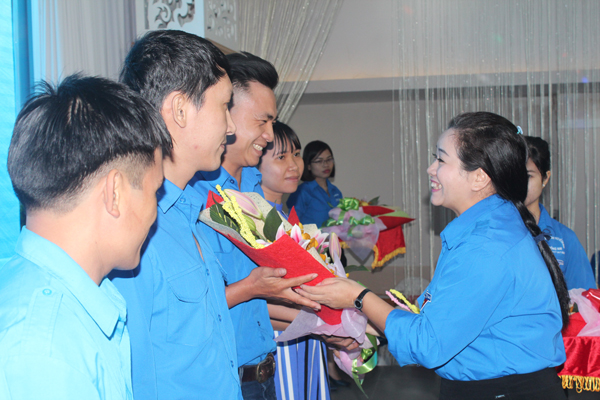 Phó bí thư Tỉnh đoàn Nguyễn Thanh Hiền, Chủ tịch Hội Liên hiệp thanh niên tỉnh tặng hoa chúc mừng các đồng chí vừa được hiệp thương bổ sung vào Ủy ban Hội Liên hiệp thanh niên tỉnh khóa VI