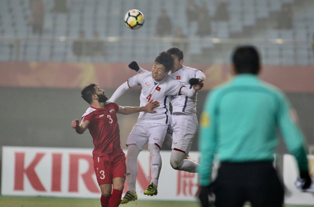 Các hậu vệ U.23 Việt Nam (áo trắng) nỗ lực phá bóng giải vây cho khung thành thủ môn Tiến Dũng.