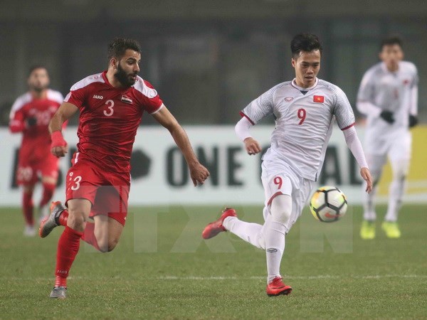 Pha tranh bóng giữa cầu thủ hai đội U23 Việt Nam và U23 Syria. (Ảnh: Hoàng Linh/TTXVN)