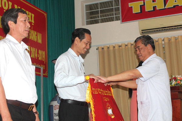Đồng chí Huỳnh Văn Tới, Ủy viên Ban TVTU, Chủ tịch Ủy ban Mặt trận Tổ quốc tỉnh tặng cờ thi đua xuất sắc cho các đơn vị