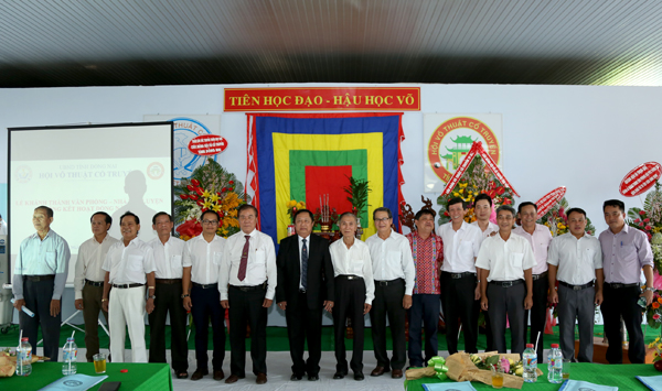 Các đại biểu chụp hình lưu niệm với lãnh đạo Hội võ cổ truyền Đồng Nai
