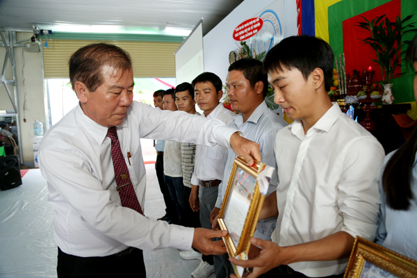 Các cá nhân được nhận giấy khen của Hội võ cổ truyền tỉnh.