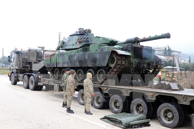 Xe quân sự Thổ Nhĩ Kỳ được triển khai tại tỉnh Hatay, giáp giới với Syria, sẵn sàng cho chiến dịch quân sự nhằm vào lực lượng người Kurd ở Afrin ngày 18/1. (Nguồn: THX/TTXVN)