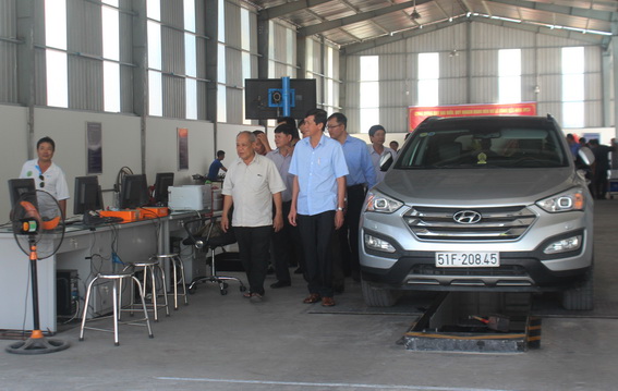 Các khách mời tham quan nhà xưởng mới với các thiết bị đăng kiểm đạt tiêu chuẩn của trung tâm đăng kiểm xe cơ giới 60-04D.  