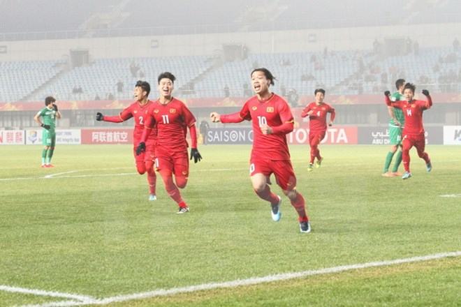 Niềm vui của cầu thủ U23 Việt Nam sau khi ghi bàn thắng mở tỷ số trận đấu giữa đội U23 Việt Nam (áo đỏ) với đội U23 Iraq. (Ảnh: Hoàng Linh/TTXVN)