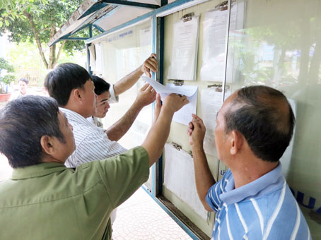 Người dân xã Sông Thao (huyện Trảng Bom) xem xét danh sách thanh niên của xã trúng tuyển nghĩa vụ quân sự năm 2018.