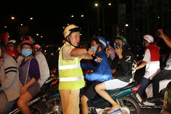 Lực lượng cảnh sát giao thông điều tiết giao thông trên đường Nguyễn Ái Quốc (TP.Biên Hòa).Ảnh: T. Hải