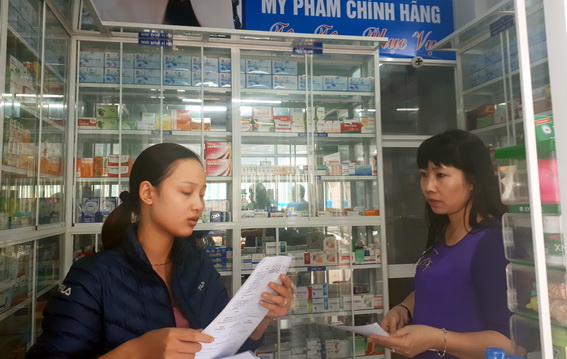 Thanh tra Sở Y tế kiểm tra một quầy thuốc tây trên địa bàn huyện Nhơn Trạch