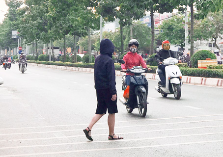 Đi bộ không đúng phần đường có thể bị tù