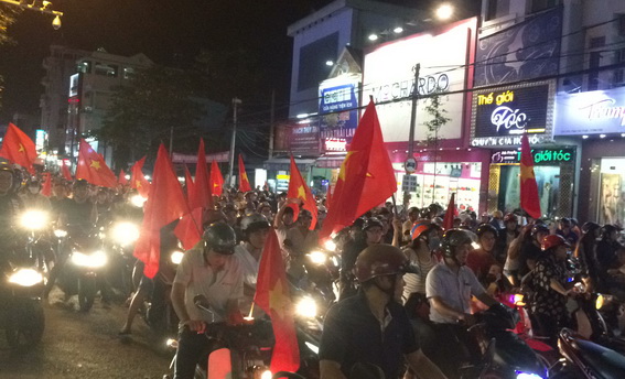 Lực lượng cảnh sát giao thông điều tiết giao thông tại khu vực ngã tư Vincom