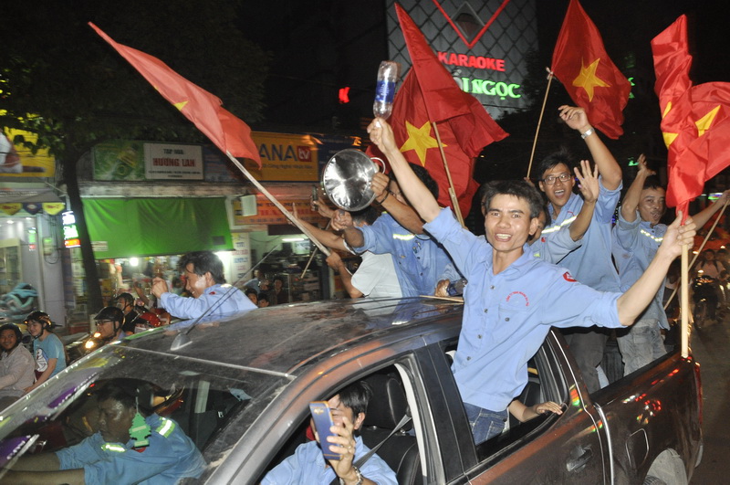 Nhiều người hò reo phấn khích.