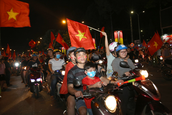 Người dân diễu hành ăn mừng chiến thắng lịch sử của U23 Việt Nam
