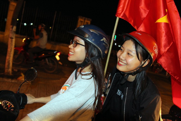 Người dân và cảnh sát giao thông chia sẻ niềm vui sau chiến thắng của U23 Việt Nam. (Ảnh: Hải Quân)
