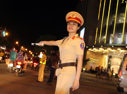Một nữ cảnh sát điều tiết giao thông tại khu vực ngã tư Lạc Cường (Vincom Biên Hòa). (Ảnh: Hải Quân)