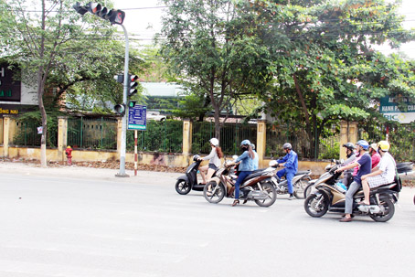 Nút giao giữa đường Dương Tử Giang - Nguyễn Ái Quốc, TP.Biên Hòa có nhiều trường hợp dừng xe khi đèn đỏ lấn chiếm vạch sọc ngựa vằn. (Ảnh chụp vào ngày 23-1-2018)
