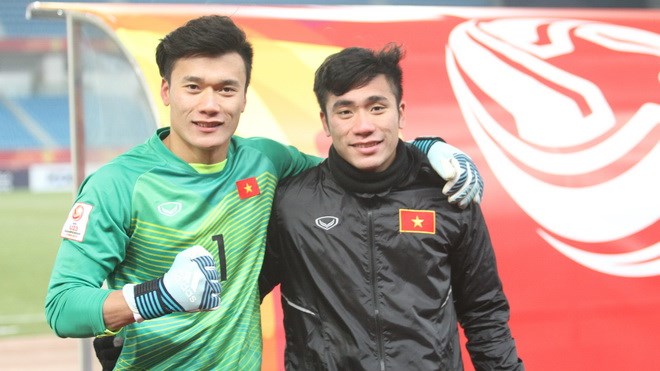 Tiến Dũng (trái) và em trai Tiến Dụng sau trận bán kết với U23 Qatar. (Ảnh: TTVH)