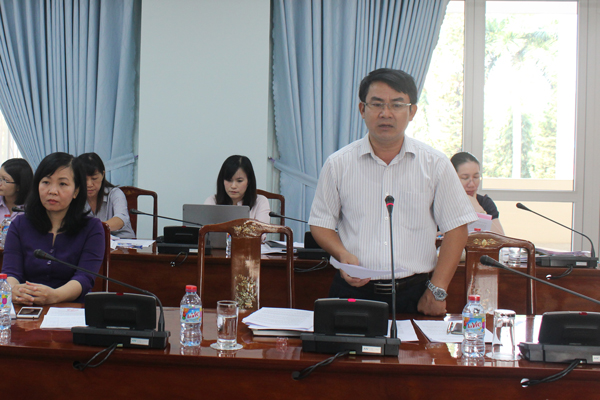 Phó trưởng Ban dân vận Tỉnh ủy Nguyễn Văn Khang báo cáo tại hội nghị.