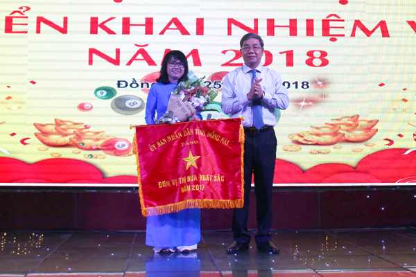 Phó chủ tịch UBND tỉnh Nguyễn Quốc Hùng tặng cờ thi đua cho Công ty TNHH MTV Xổ số kiến thiết và dịch vụ tổng hợp Đồng Nai.