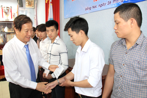 NGND,TS.Đỗ Hữu Tài, Hiệu trưởng Trường đại học Lạc Hồng tặng quà tết cho sinh viên