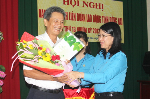 Đồng chí Nguyễn Thị Như Ý, Phụ trách Liên đoàn Lao động tỉnh tặng hoa và quà cho đồng chí Huỳnh Tấn Kiệt, nguyên Chủ tịch Liên đoàn Lao động tỉnh nghỉ hưu theo chế độ.