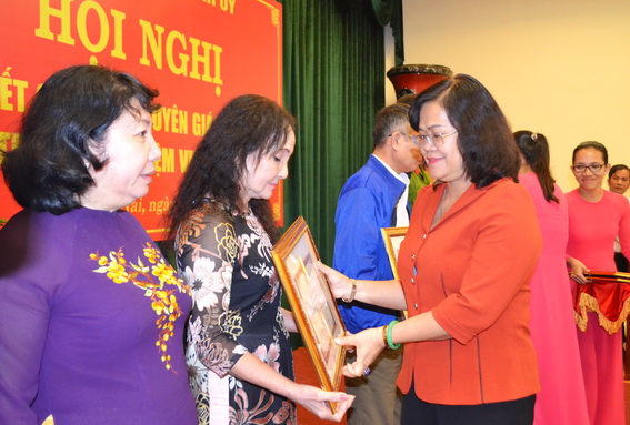 Nguyễn Hòa Hiệp, Phó chủ tịch UBND tỉnh tặng bằng khen cho tác giả và các thí sinh đạt thành tích cao trong hai cuộc thi trên
