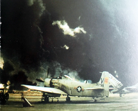 Sân bay Biên Hòa bị tiến công bốc cháy trong trận đánh Tết Mậu Thân 1968. Ảnh: Tư liệu